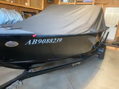 Excellent boat! Very clean and well maintained. Always stored in the garage. Used only 4 times! Seri...
