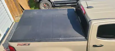 Tonneau cover off of a 2021 chevy colorado with a 6'2 box, no tools or part required to mount it