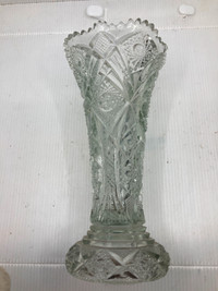 Vase à fleurs ancien 1930-40 en verre taillé pressé