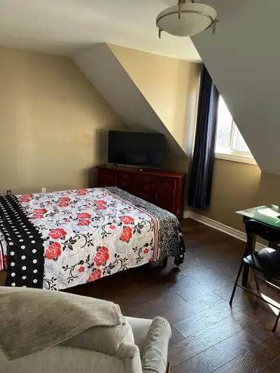 Master bed room for rent / female only