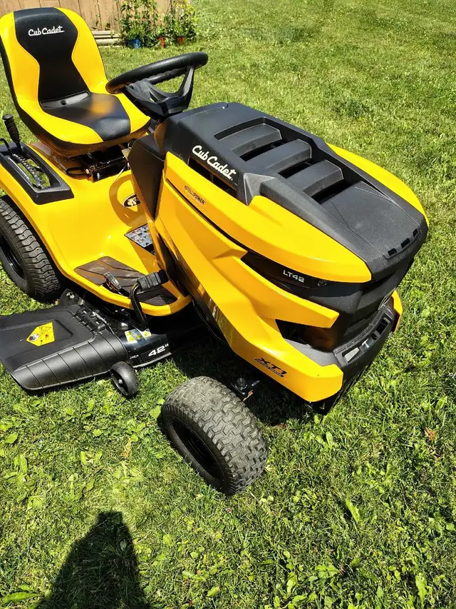 2024 Cub Cadet XT1 LT42 Lawn Tractor in Lawnmowers & Leaf Blowers in Stratford - Image 9