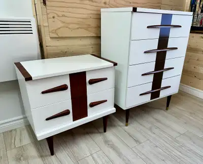 Élégant ensemble de chambre à coucher Mid-Century remis à neuf, View more