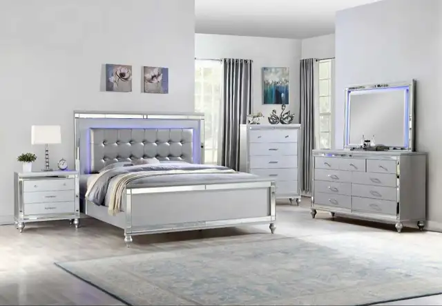 bedrom set in Dressers & Wardrobes in City of Montréal - Image 4