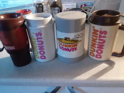 Lot de 4 Thermos et tasses vintages du Restaurant DUNKIN DONUTS. Tous complet et en bel etat...prix...