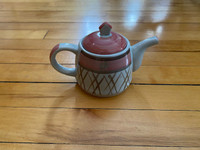 small teapot for sale_excellent condition_$3