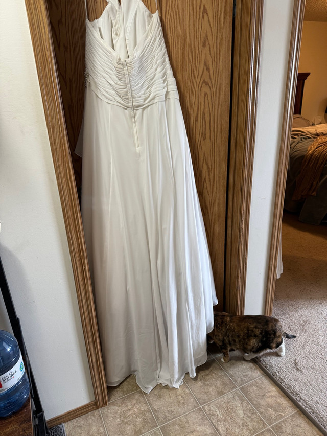  Halter Wedding Dress in Women's - Other in Edmonton - Image 2