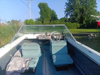 Bateau de 17 pies a Vendre avec trailer Grew Bayliner Pour projet ou pour pieces.... Besoin d'amour....