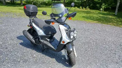 Superbe scooter 2010 -125cc Avec les équipements: porte bagage, pare-brise, housse Bas km: 2800 Aucu...