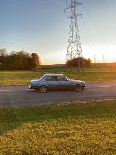 1987 BMW 325i Manuel 262 000km Specs : - Renown steering wheel + shifter boot + handbrake boot - lig...
