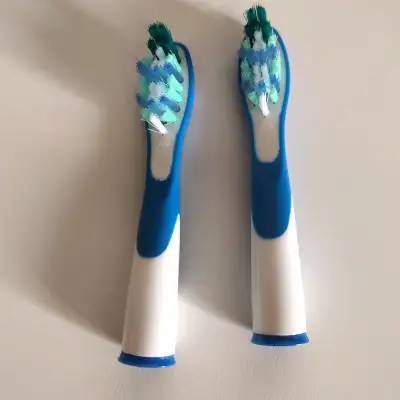 2 electric toothbrush heads for a Braun OralB Sonic toothbrush