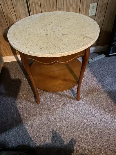Marble top end table excellent condition,marble made in Portugal,table excellent shape & great detai...
