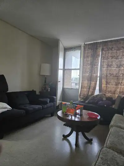 Sharing room , private place for rent short term for 6 months. Access to public transport, Walmart,F...