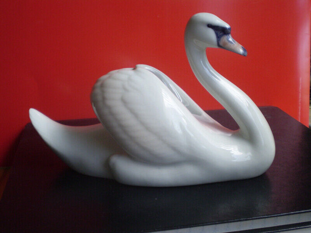 Royal Copenhagen Figurine - " Swan " - #755 - in Arts & Collectibles in Kitchener / Waterloo