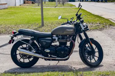 À vendre : Triumph Street Twin 2022 (900cc) en parfaite condition mécanique et esthétique. Localisat...