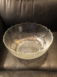 Arcoroc Fleur 10.5 inch glass salad serving bowl