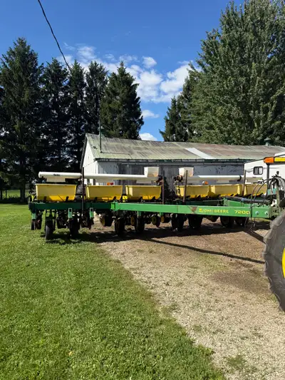 1990 John Deere 7200 12R 30” planter Poly seed hopers 1.9 BU Dry fert with newer low rate augers Sin...