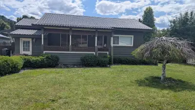 Complete house (not an upstairs/downstairs accommodation) recently renovated 3 bedroom + den/office...