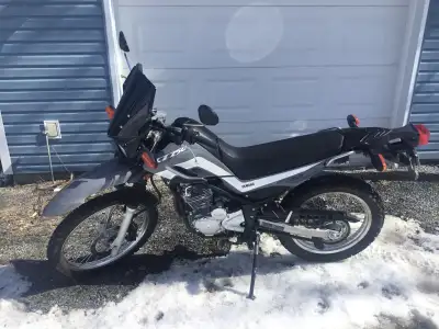 Moto yamaha xt 250, style enduro, année 2022, seulement 3020 km, jamais accidentée, en excellente co...