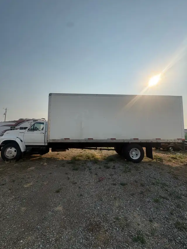 1999 Ford F-800 Cummins Diesel – 24-Foot Box Truck