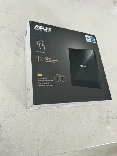 Je vends un graveur DVD/CD ASUS ZenDrive SDRW-08U9M-U portable externe avec connectivité USB-C. Cet...