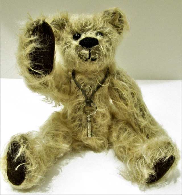 "BURTON", CANADIAN ARTIST, MOHAIR JOINTED BEAR (#117) in Arts & Collectibles in Hamilton