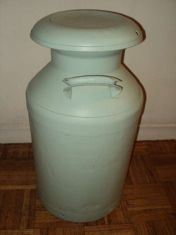 VINTAGE MILK CAN - 1940's in Arts & Collectibles in City of Toronto - Image 3