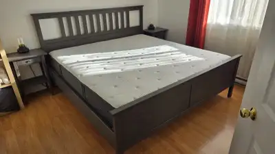 ENSEMBLE DE LIT KING, MATELAS ET DEUX TABLES DE CHEVET, View more