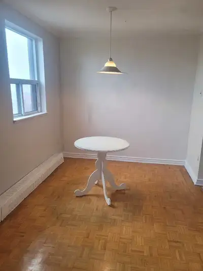 Apartment for Rent – Downtown Brampton ✨ Location: Queen & Kennedy Fully renovated 2-bedroom apartme...