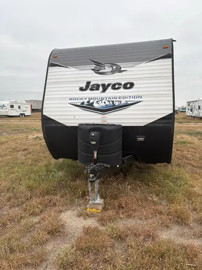 Basically brand new jayco 229 bhs Rocky Mountain edition, 30 ft in length slight tear in the awning...