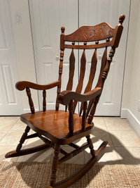 Chaise berçante en bois
