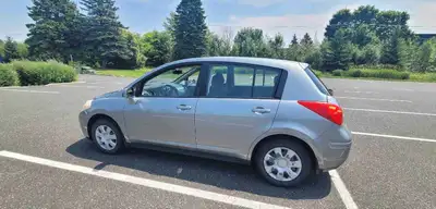 Nissan Versa 2010 à vendre Nissan Versa en bonne condition. Ce n'es pas une transmition CVT . Véhicu...