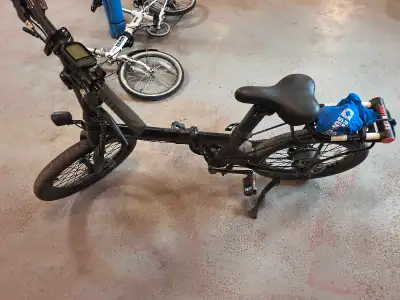 White Foldable bicycle 160$ Black Foldable Bicycle Eletric 650$ Both have a lock