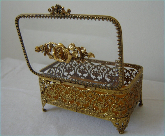 Vintage Matson Gold Filigree Jewelry Box w/ Velvet Inside, Rose in Jewellery & Watches in Winnipeg - Image 4