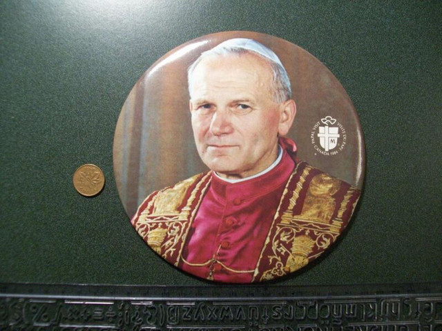 Macarons-Saint Jean-Paul II 1984 (18 mai 1920- 2 avril 2005) dans Art et objets de collection  à Ville de Montréal - Image 3