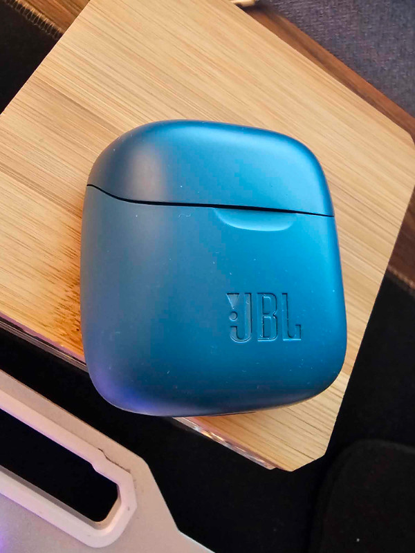 JBL BLUE WIRELESS BUDS HEADPHONES in Headphones in Edmonton - Image 2