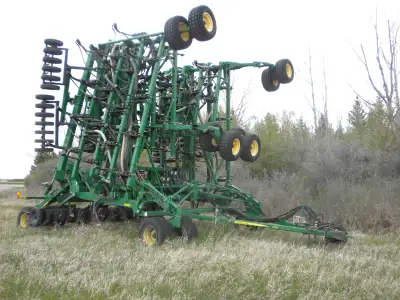 2013 JD 1830 Hoe drill, 62' 4 inch rubber packers, 10" spacing, excellent trash clearance. Complete...