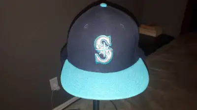 Like new condition. Size 7 3/8. Official New Era authentic brand. Very nice quality.