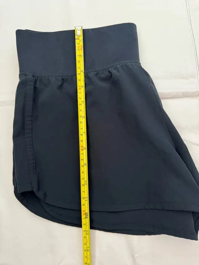 Woman’s Shorts (Medium) Great condition! in Women's - Bottoms in City of Toronto - Image 8
