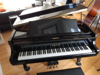 SUPERBE piano Suzuki en excellente condition!!!