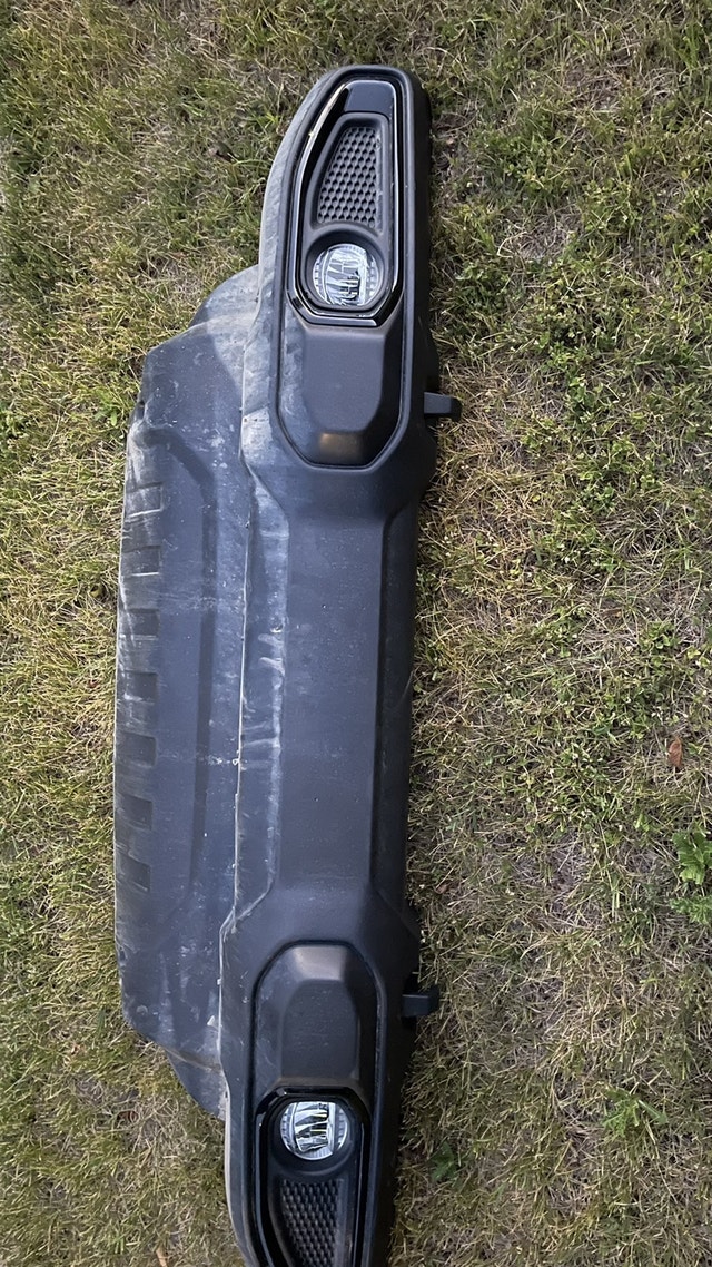 2022 Jeep Wrangler JL front bumper w/ fogs and lower air dam. Auto