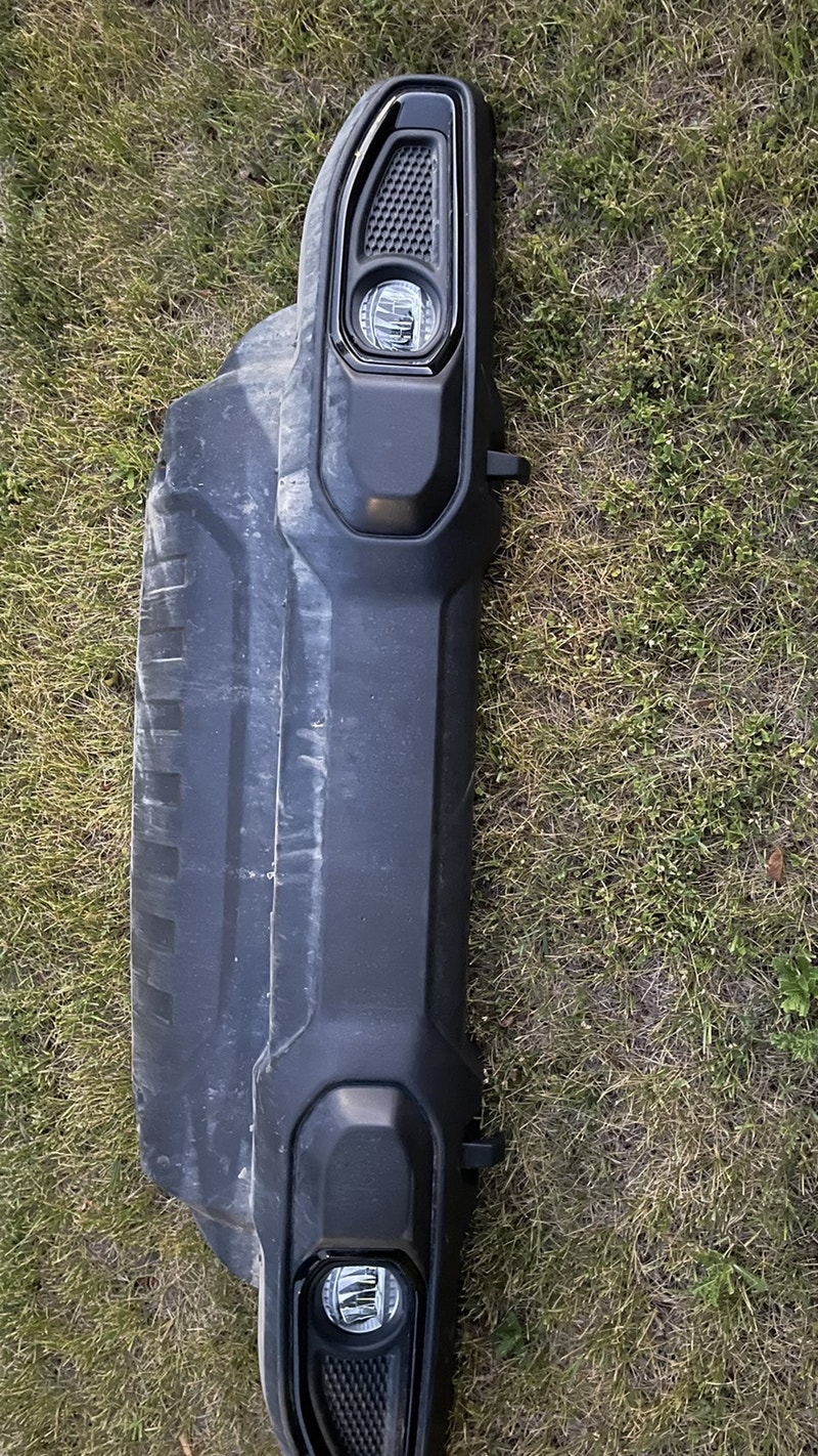2022 Jeep Wrangler JL front bumper w/ fogs and lower air dam. Auto