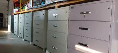 Classeur anti feu NATIONAL ET GARDEX , noir ou beige, format légal , avec clés. Inspecté avec garant...