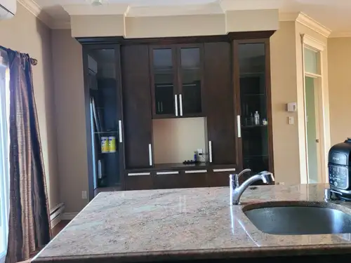 Un super grand appartement 4 1/2 avec 2 Parkings interieur et exterieur. Tres haut plafond 9.8 pi, p...