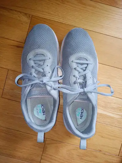 Youth/Women's Skechers size 8 US, View more
