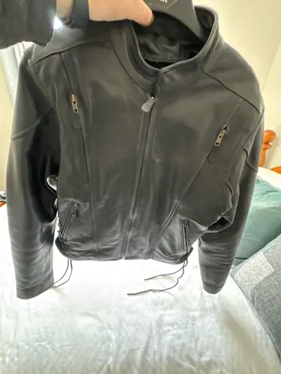 I'm selling a ladies stylish MB Elite Series Premium Cowhide leather jacket in size medium, perfect...