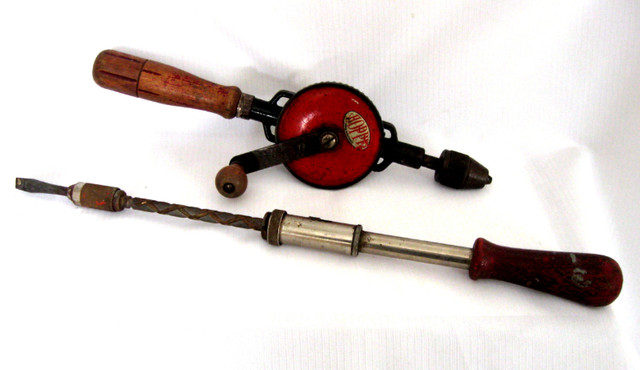 PERCEUSE A MAIN/TOURNEVIS  VINTAGE HAND DRILL/SCREWDRIVER PAIR dans Art et objets de collection  à Ouest de l’Île