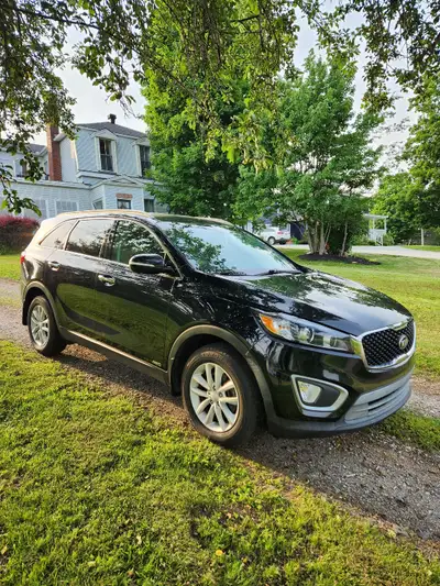 2018 KIA SORENTO AWD, 190,000 KMS. AUTOMATIC, 4 DOOR HATCHBACK. BLACK EXTERIOR WITH MATCHING CLOTH I...
