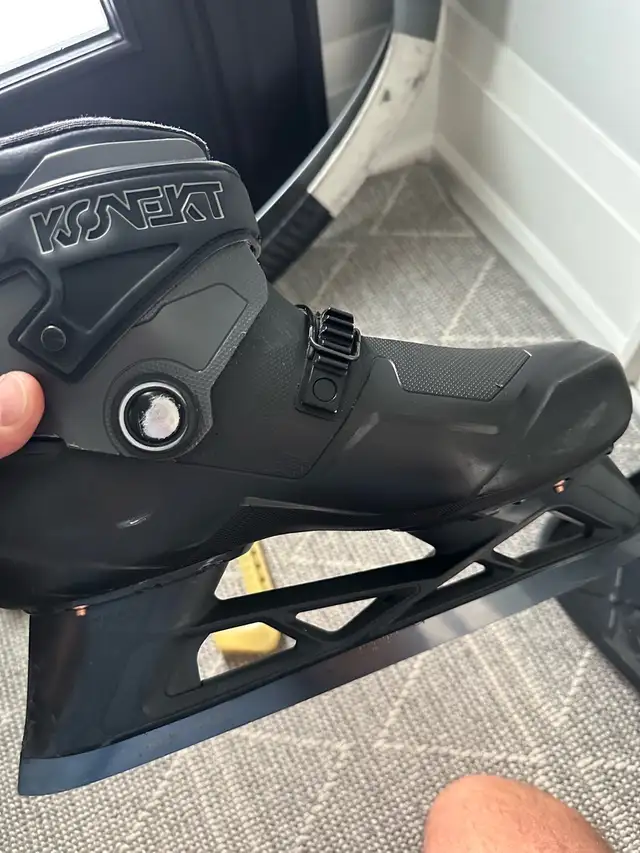 Bauer Konext2 Goalie Skates (size 10) in Hockey in Markham / York Region - Image 5