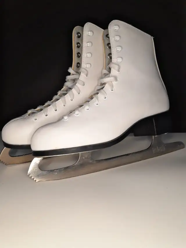 Patins artistiques CCM   / No. 10 in Skates & Blades in Longueuil / South Shore - Image 4