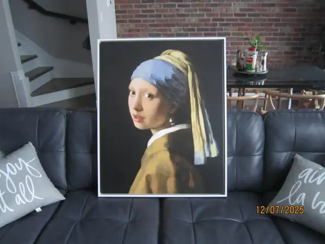 Printed canvas with floating frame. Girl with pearl earring in Home Décor & Accents in Ottawa - Image 2